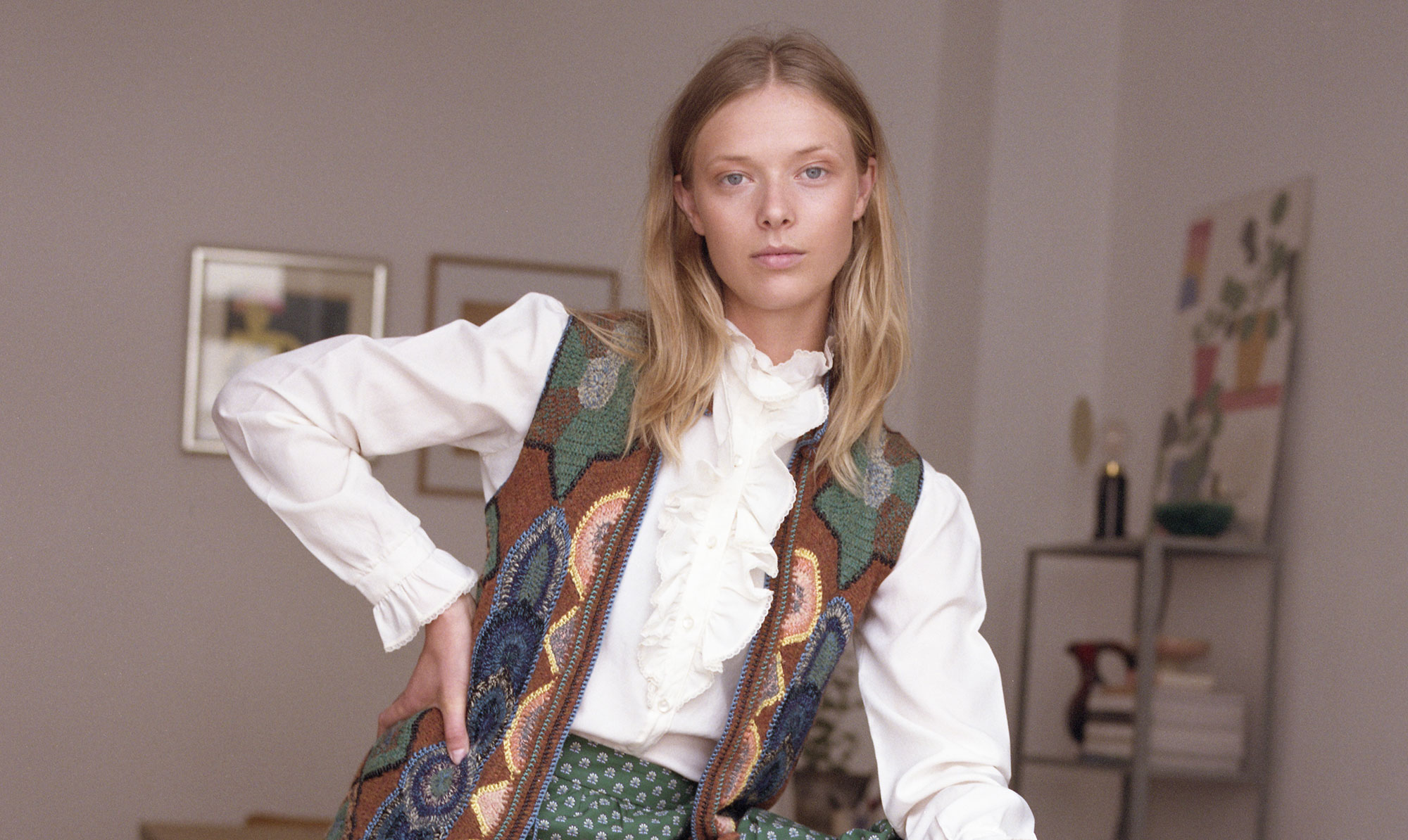 Ulrikke Høyer, 23, model og studerende. Vest fra DRIES VAN NOTEN er vintage.
Skjorte fra KØBENHAVN K er vintage. Nederdel fra IVY&OAK, 1.499 kr. Ulrikke Høyer