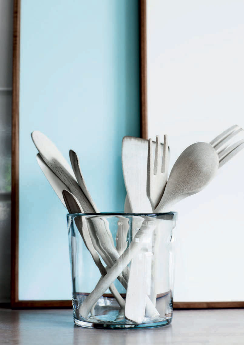 Tine er glad for dansk design, her Finn Juhls dekorative vendebakker.
