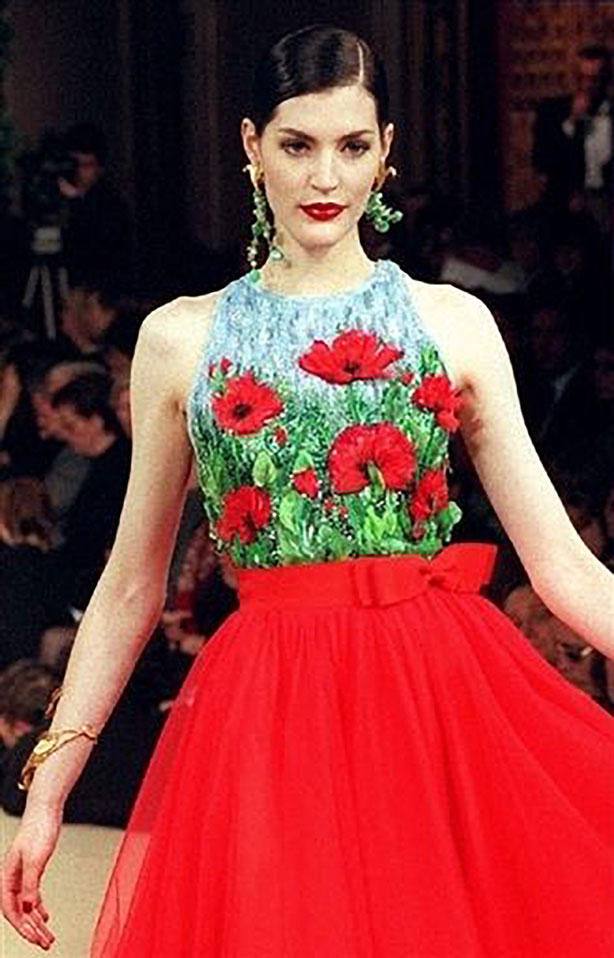 Yves Saint-Laurent designede i 1990’erne en kjole, som havde et stort valmuebroderi på brystet.