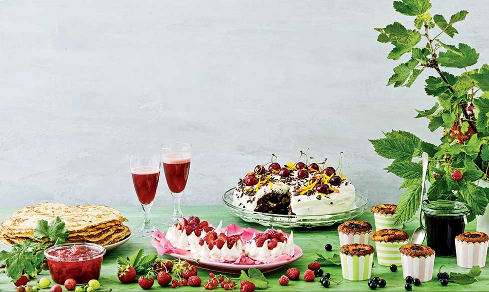 Brug sommerens søde og syrlig bær i alverdens kager og desserter. Desserter med jordbær, stikkelsbær, hindbær, ribs, solbær og kirsebær