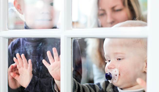 Hvor svært kan det være at sige farvel til sit barn? Sådan tænkte du måske før du blev mor. Tænker du stadig det? Foto: Nimastock Vuggestue