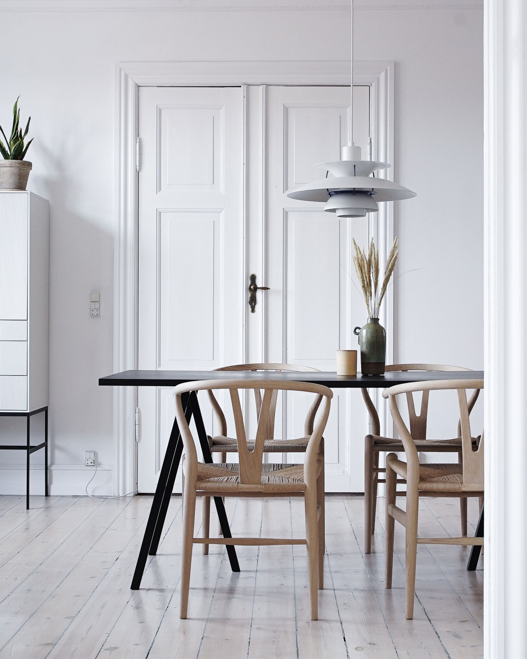 Når Pernille skal ud i en lidt større investering såsom disse spiseborddsstole, så tager hun sig god betænkningstid og bruge en del tid på at undersøge, hvor hun får den bedste pris samt fleksible levering.