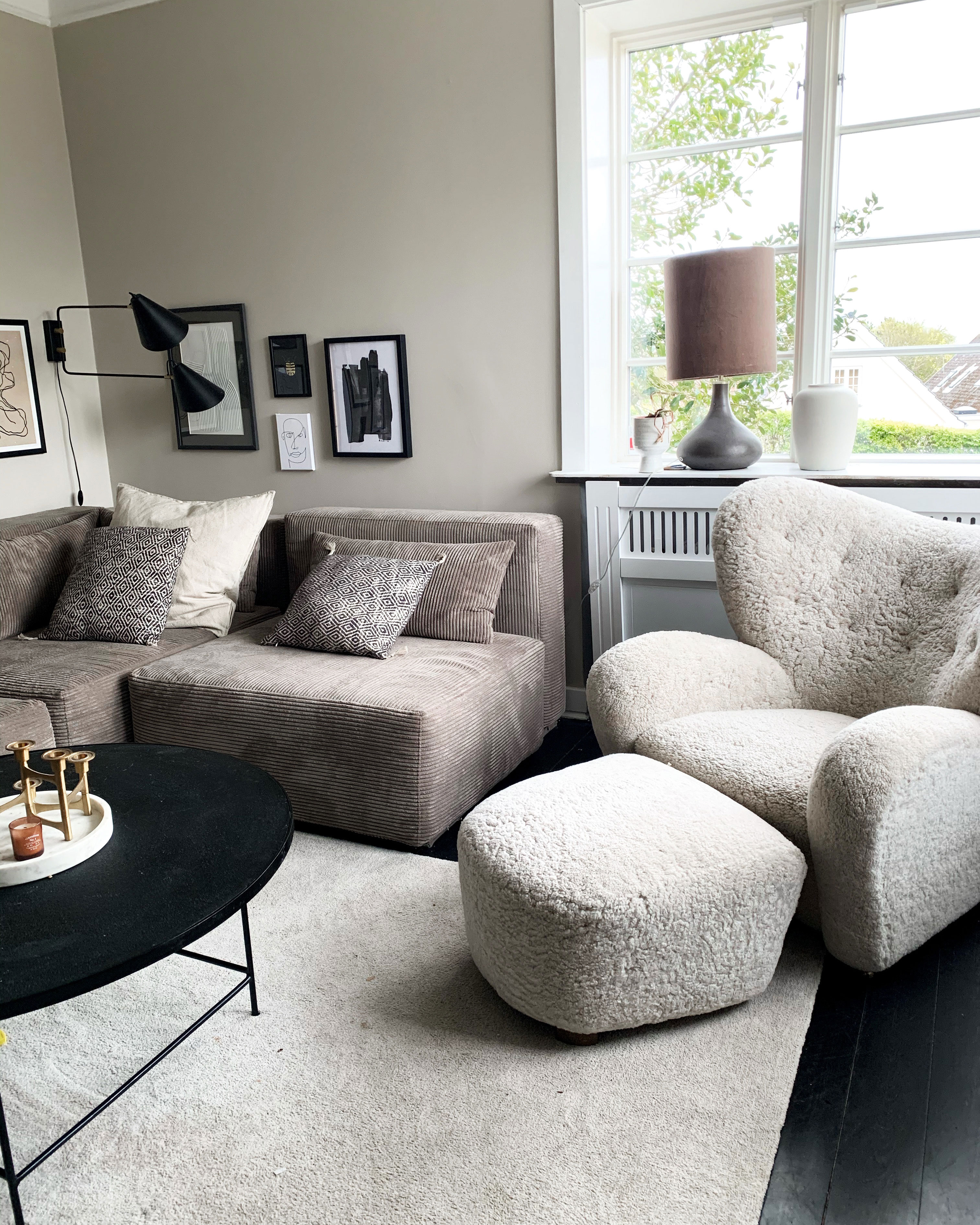 Sofaen er fra Dii VAN OH, og stolen er Flemming Lassens moderne klassiker, Den Trætte Mand.