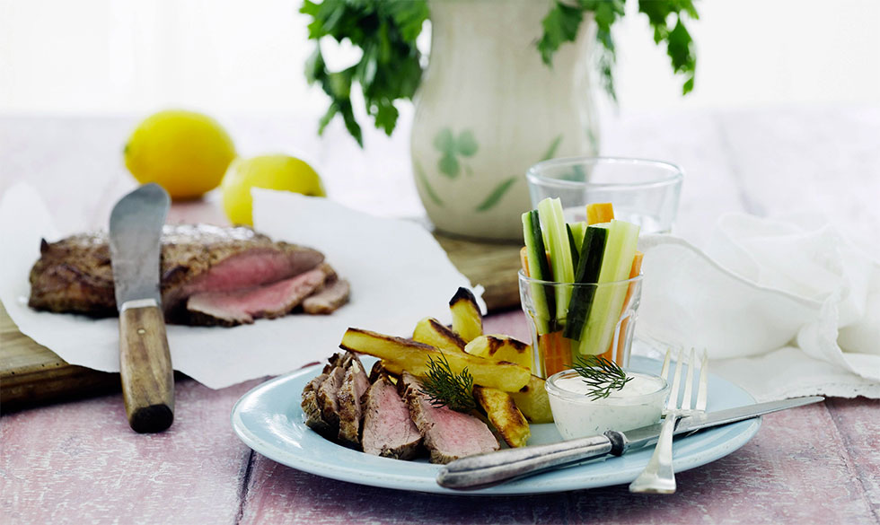Flanksteaks med fritter og hvidløgsdip