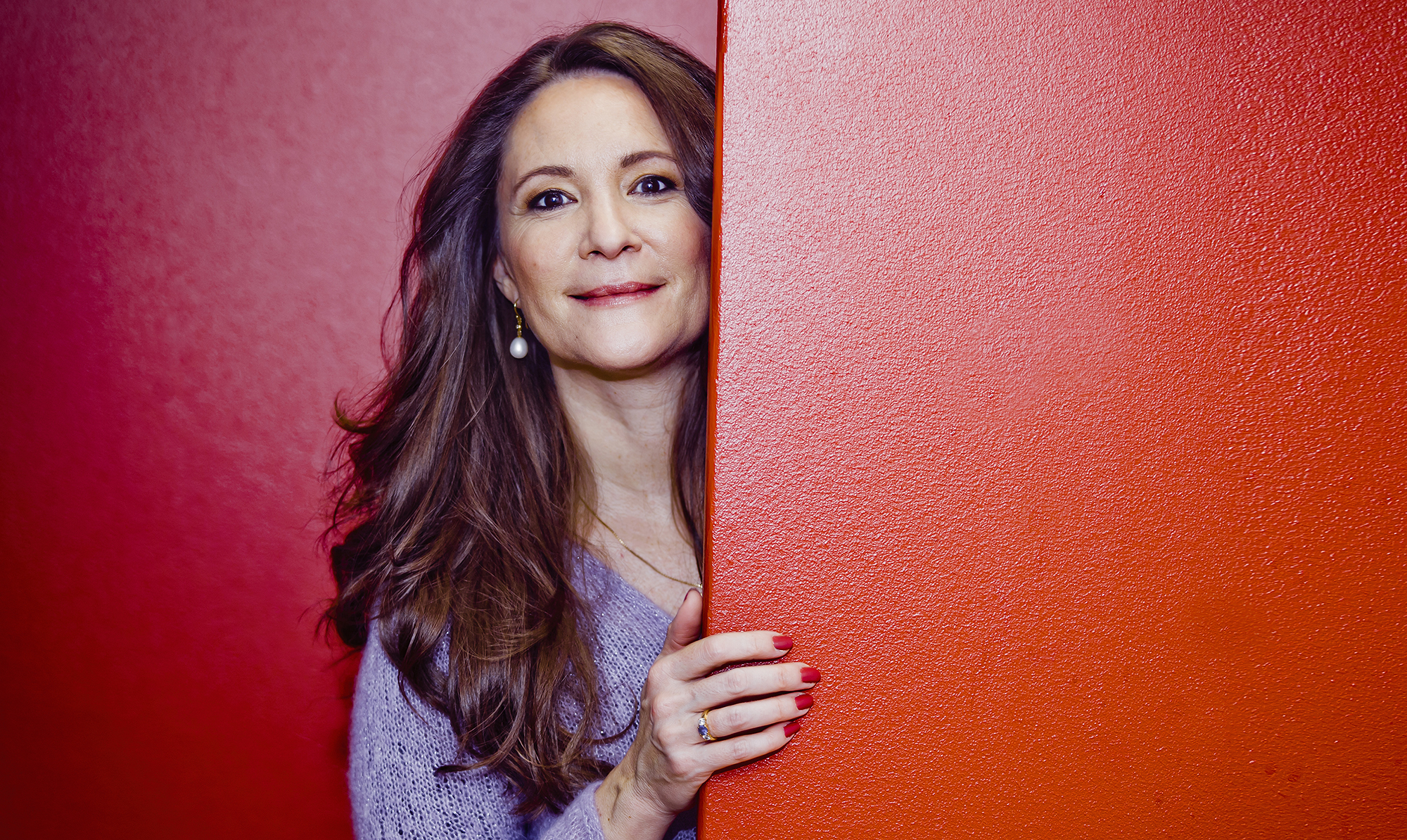 "Jeg kan stadig huske den morgen, vi flygtede. Gaderne var både efter regn, og der var et lilla lys over Andesbjergene," fortæller journalist Paula Larrain i dette interview med Hendes Verden. Paula Larrain Hendes Verden interview