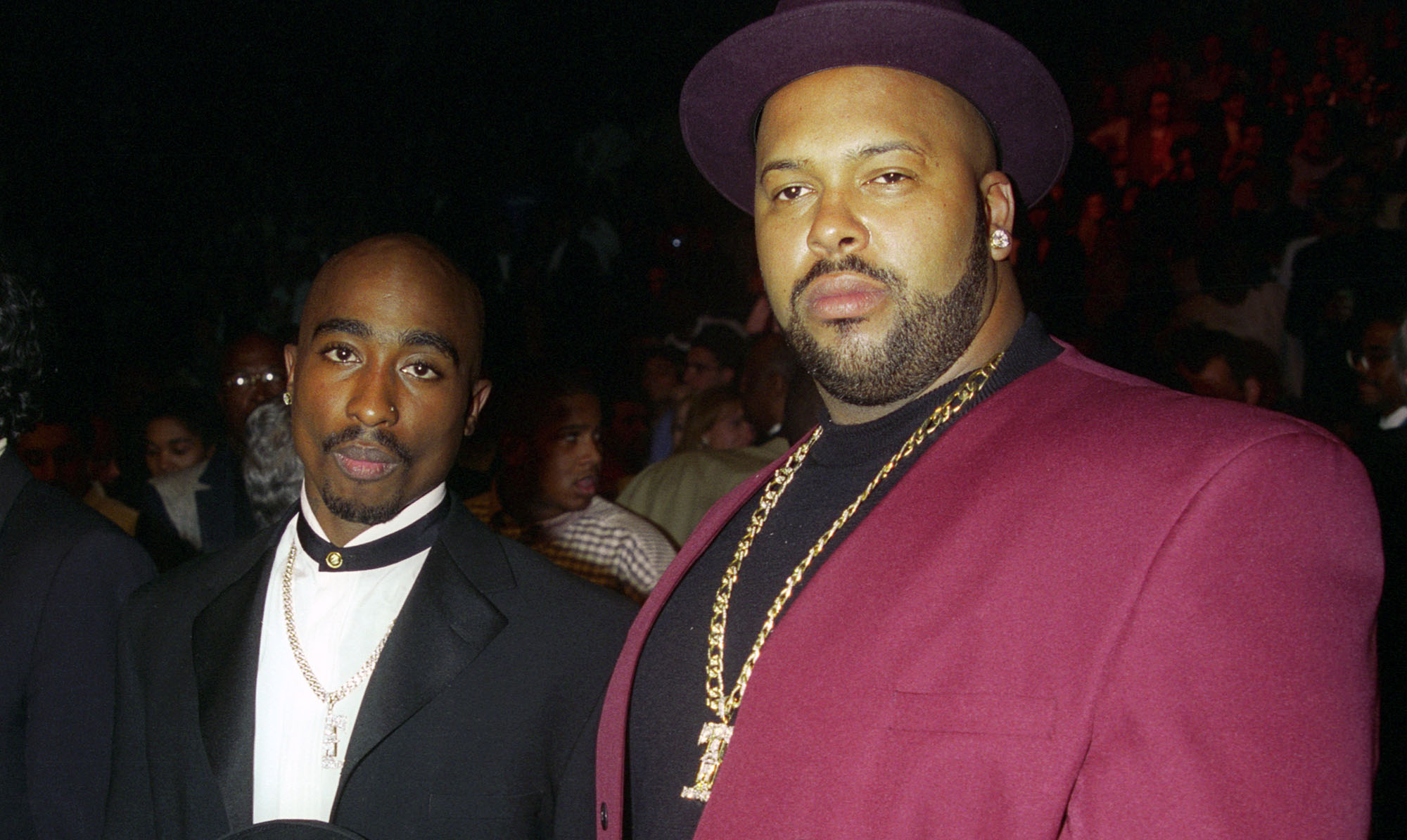 Stor i slaget. Tupac Shakur og Suge Knight, daværende musikschef i Death Row Records, i tøj med plads til at vokse i. Moderedaktøren anbefaler: Er du mand nok til at gå med skulderpuder?
