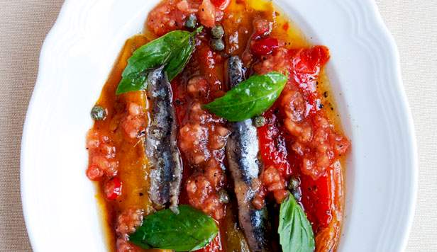 Grillede, marinerede peberfrugter med kapers, ansjosfilet og tomatsalsa Opskrift på grillede, marinerede peberfrugter med kapers, ansjosfilet og tomatsalsa
