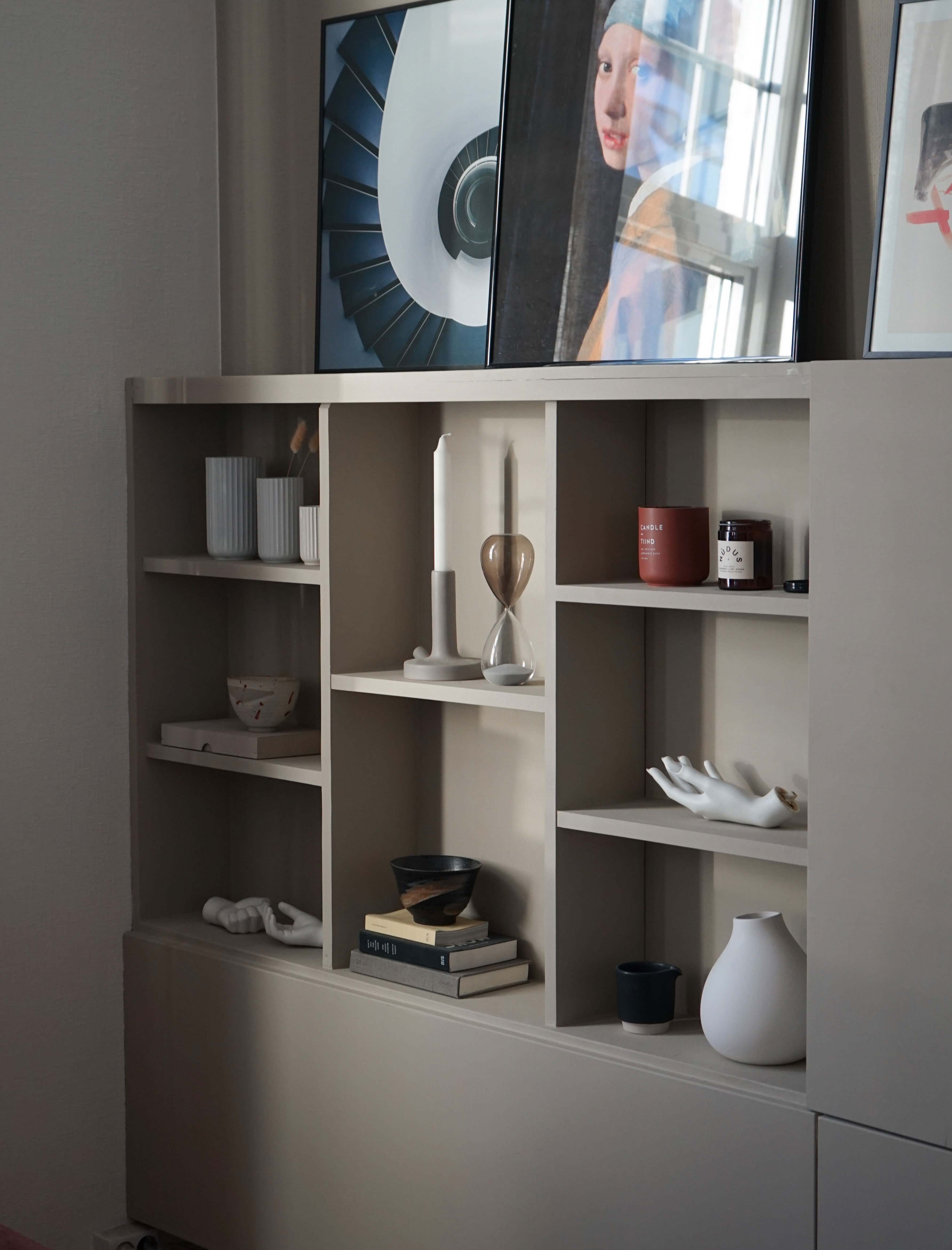 Reolen med indbygget TV modul i stuen har Lykke og Michael selv bygget.