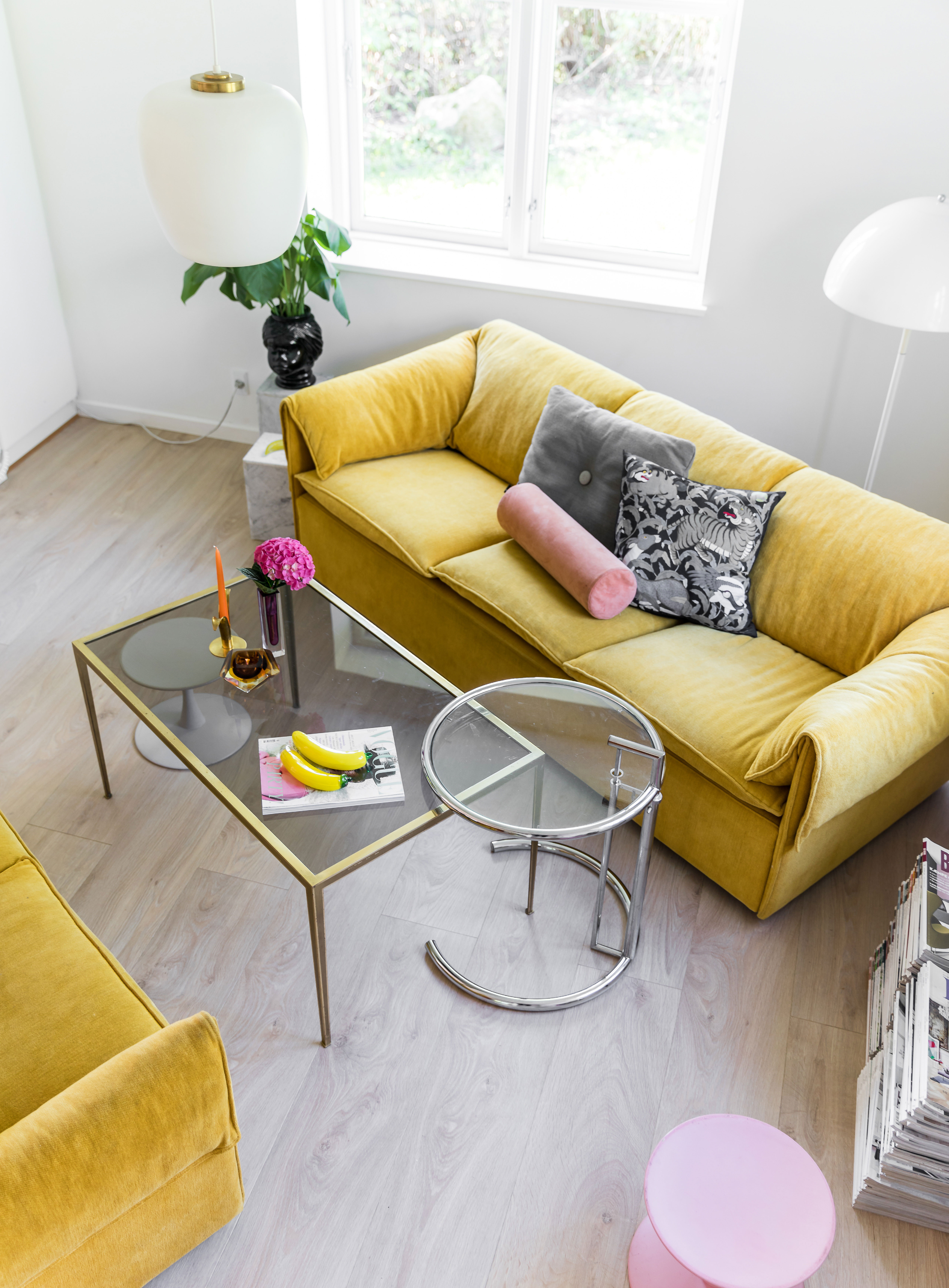 De gule Eilersen-sofaer stjæler opmærksomheden i opholdsstuen, hvor det tunge design klæder de lette sofaborde.
