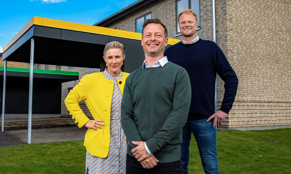 De to dommere, indretningsekspert Mette Helena Rasmussen (tv.) og bygningskonstruktør Ask Abildgaard (i midten), er klar til en ny sæson af Nybyggerne sammen med tv-vært Christian Degn (th.).