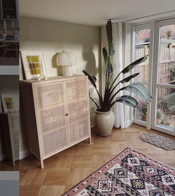 Silketryk fra Helene Blanche, kommode fra IKEA og dørmåtte fra Sakura Copenhagen.