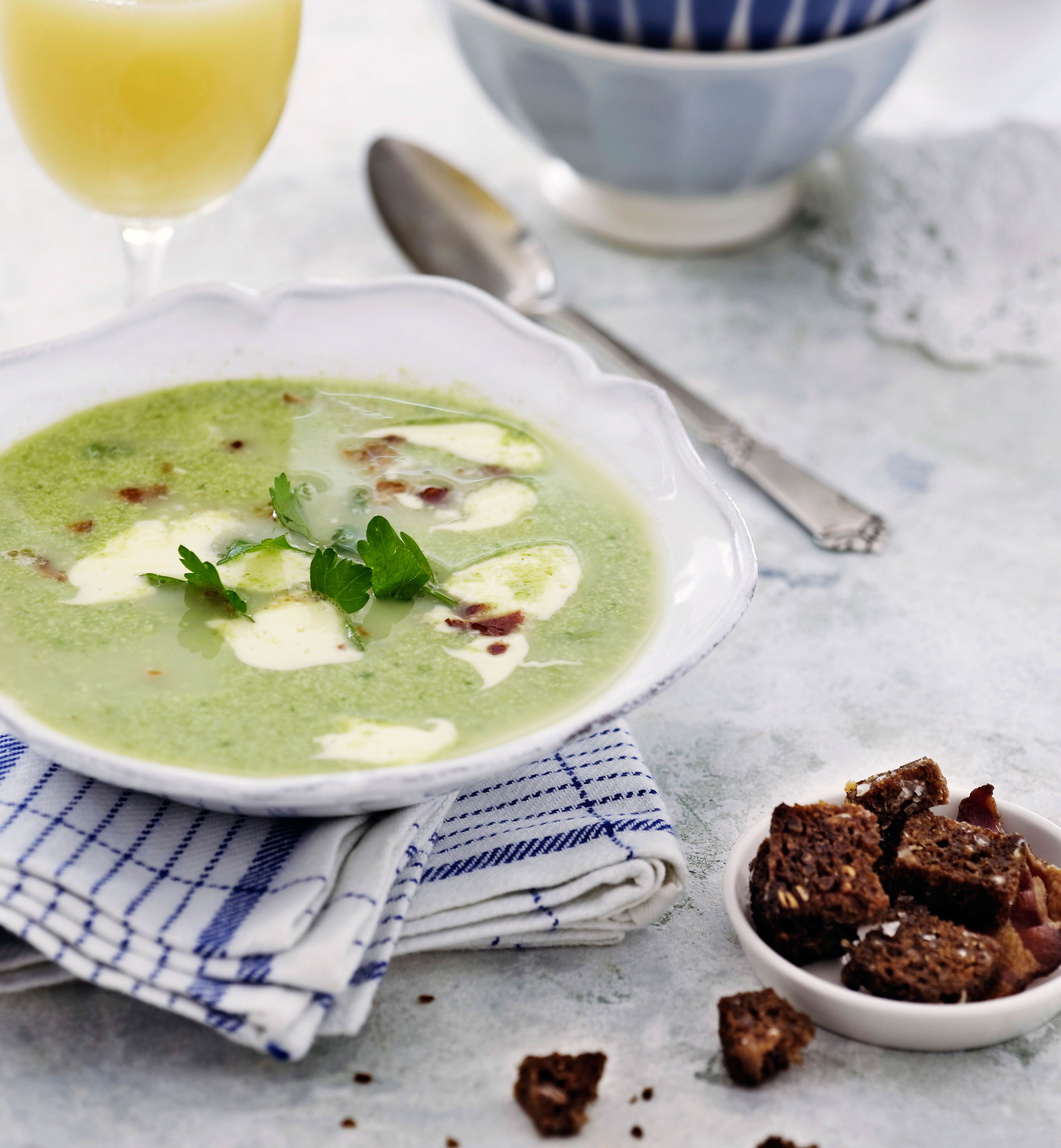Aspargessuppe med rugbrødscroutoner og bacon