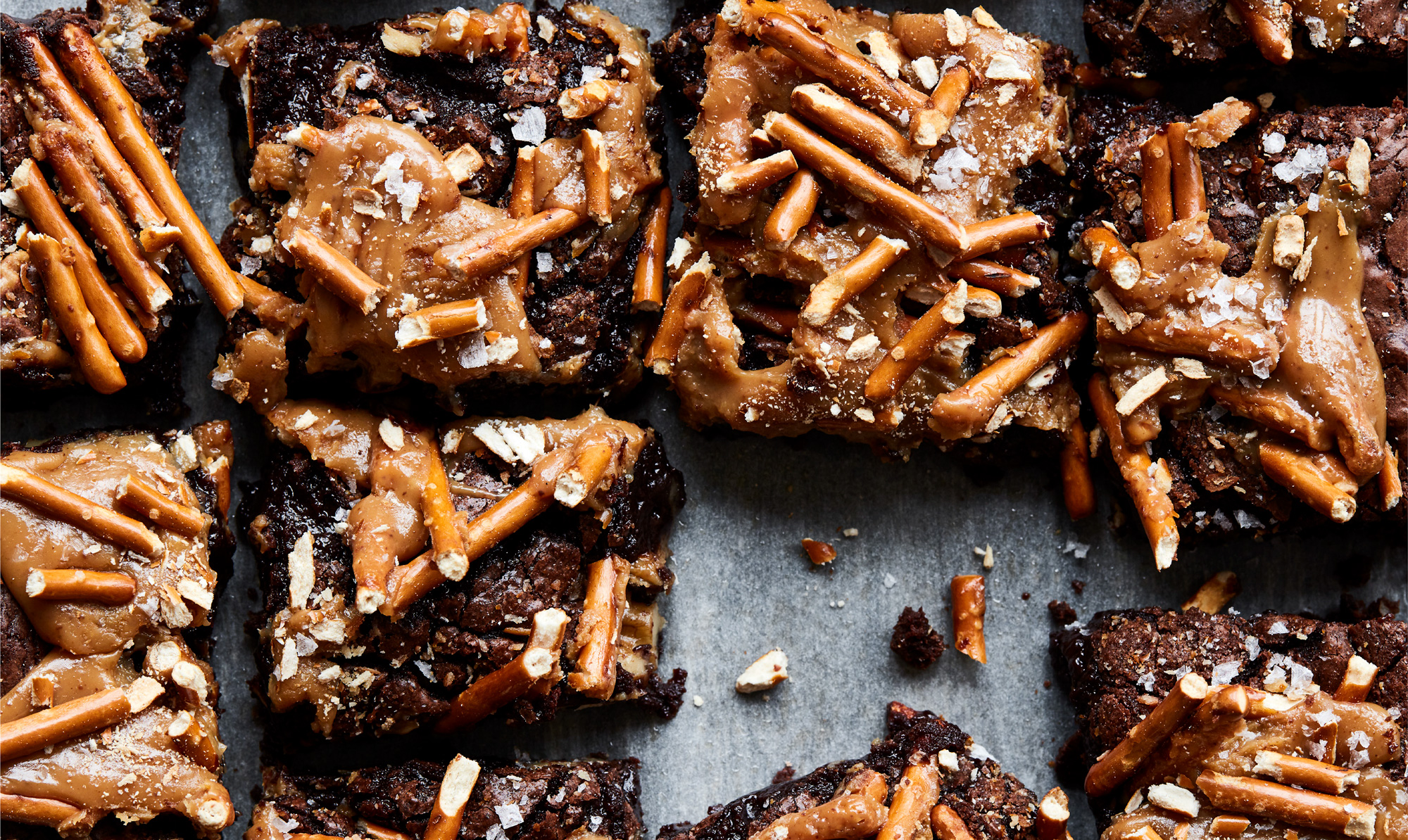 Find opskriften på de lækre brownies her... Brownie med saltstænger og karamel
