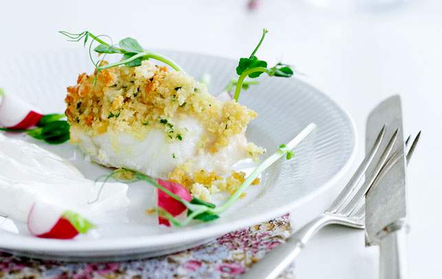 Bagt fisk med sprød topping, rygeostcreme og radiser Opskrift på bagt fisk med sprød topping, rygeostcreme og radiser