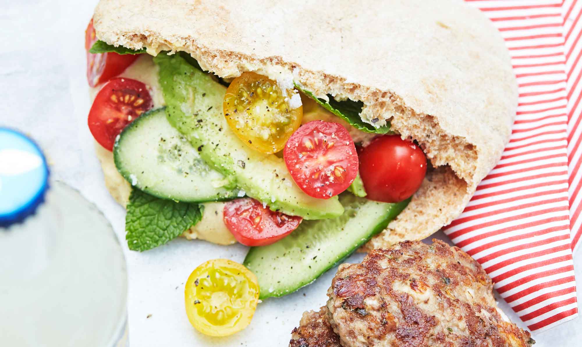 Pitabrød er perfekte i madpakken Pita med hummus og lammedeller