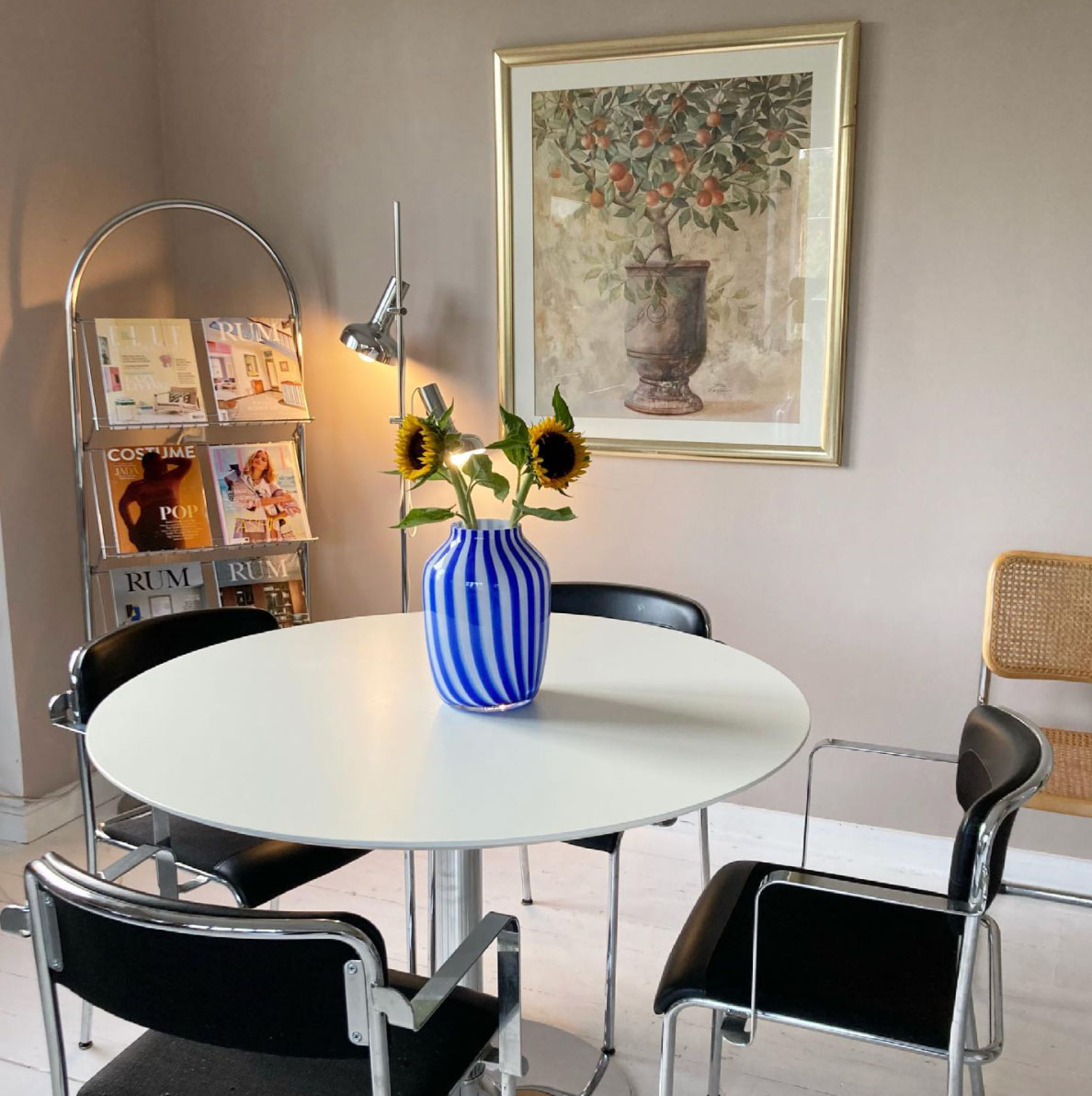 Magasin holder af forkromet stål er designet af Verner Panton.