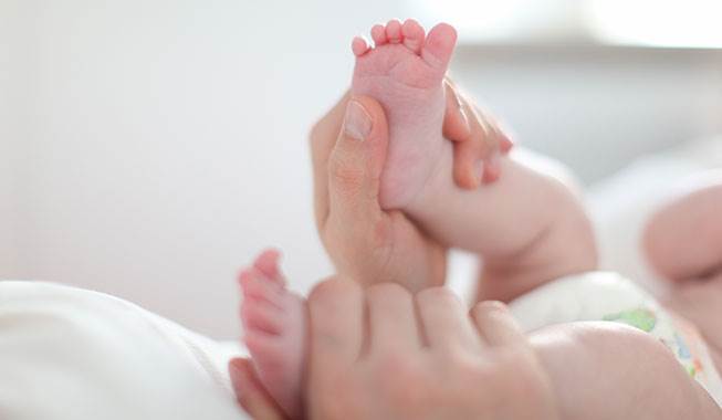 Se hvordan du kan give din baby lidt blid zoneterapi. Foto: Nimastock Zoneterapi punkter
