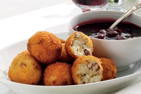 Risfrikadeller med kirsebærsovs