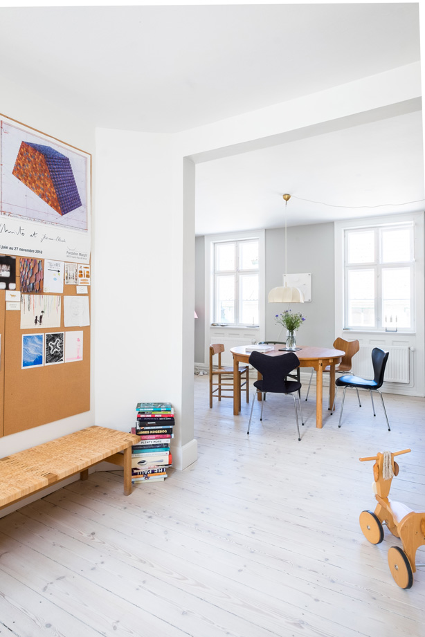 Kig fra køkkenet til spisestuen. Bænken i køkkenet er Børge Mogensens model 5272.