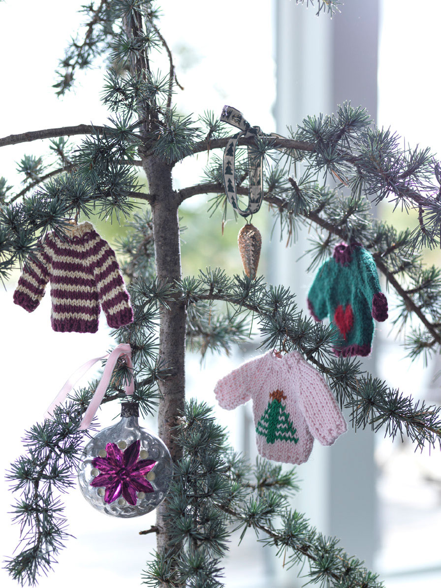 Strikket julepynt: Sådan strikker du mini-sweater til dit juletræ - se opskriften her - ALT.dk