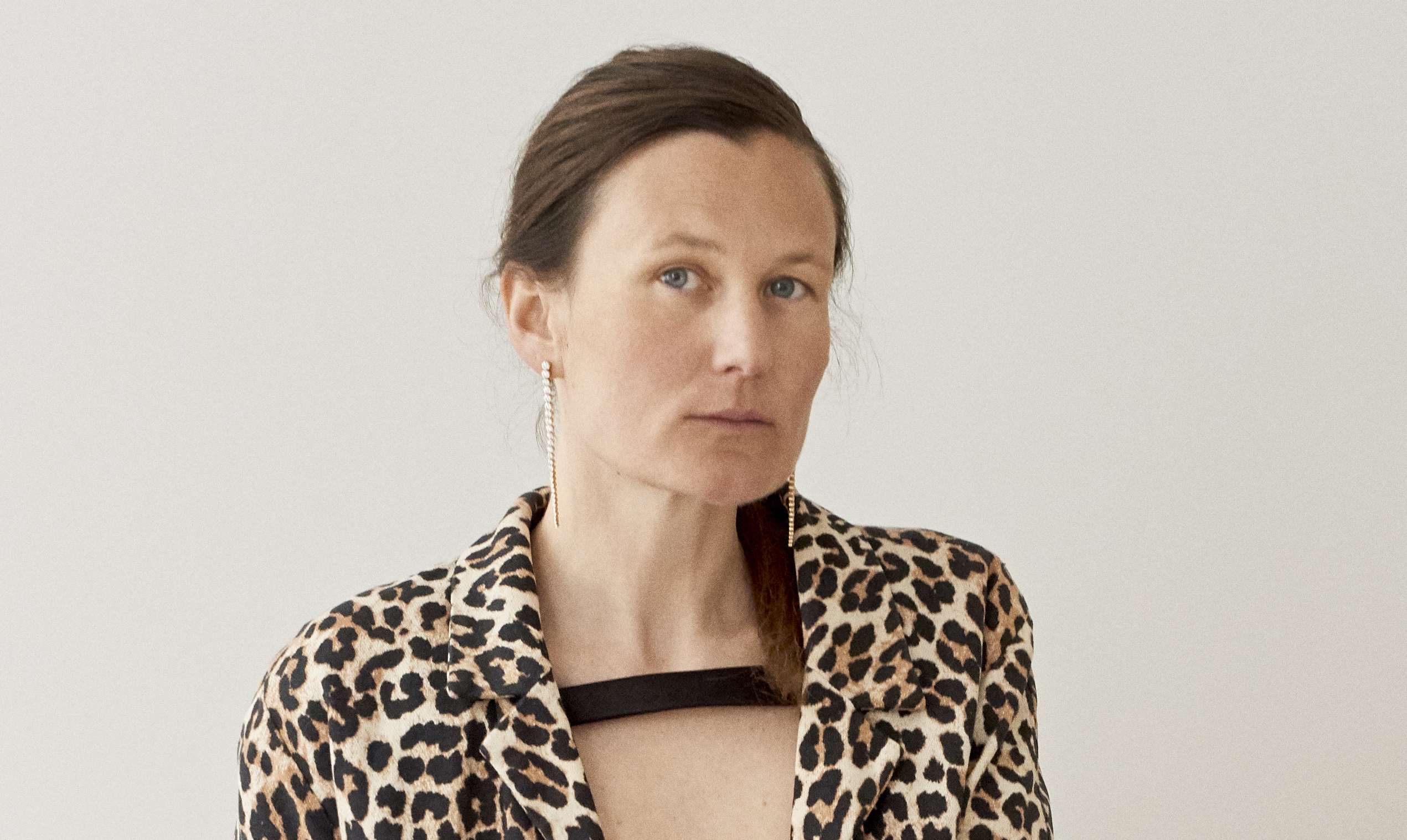 Sophie Bille Brahe i nypolstret sofa af arkitekten Kaj Gottlob. Sofabordet har hun selv designet og døbt Cloud. Sophie Bille Brahe