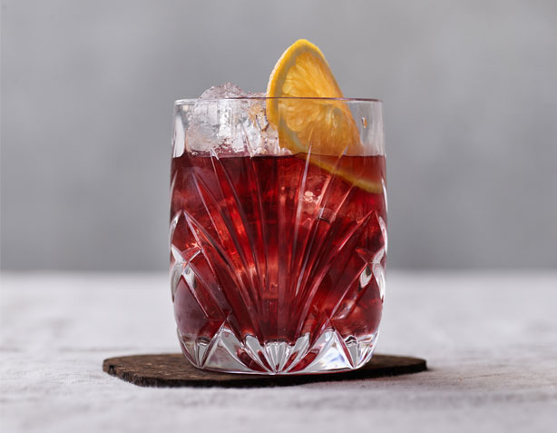 Negroni, den lækre italienske aperitif, minder om os om gyldne ferieøjeblikke, men den kan faktisk sagtens laves derhjemme... negroni