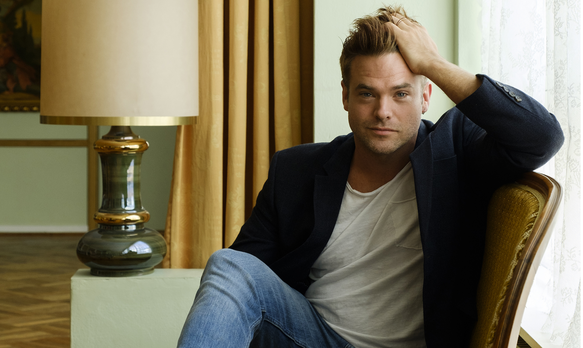 Silas Holst er 38 år, skuespiller og danser. Han er snart aktuel i Dirty Dancing The Musical. Er far til to børn fra sit tidligere ægteskab med Johannes Nymark og veninden Louise Mahnkopf. Danner par med Nicolai Schwartz. Silas Holst Interview ALT for damerne
