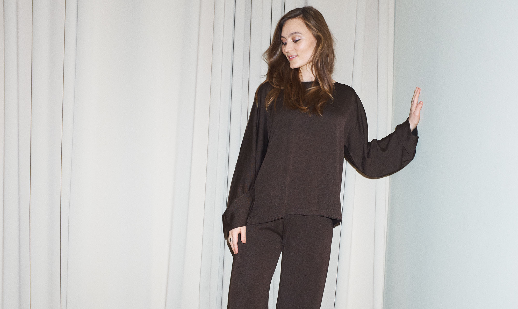 Styling: Rikke Jung Larsen. Hår & makeup: Lou Ditlevsen/Agentur Cph. Julie Christiansen: "Min far advarede mig om, at skuespilfaget var øretævernes holdeplads. Han fik ret"