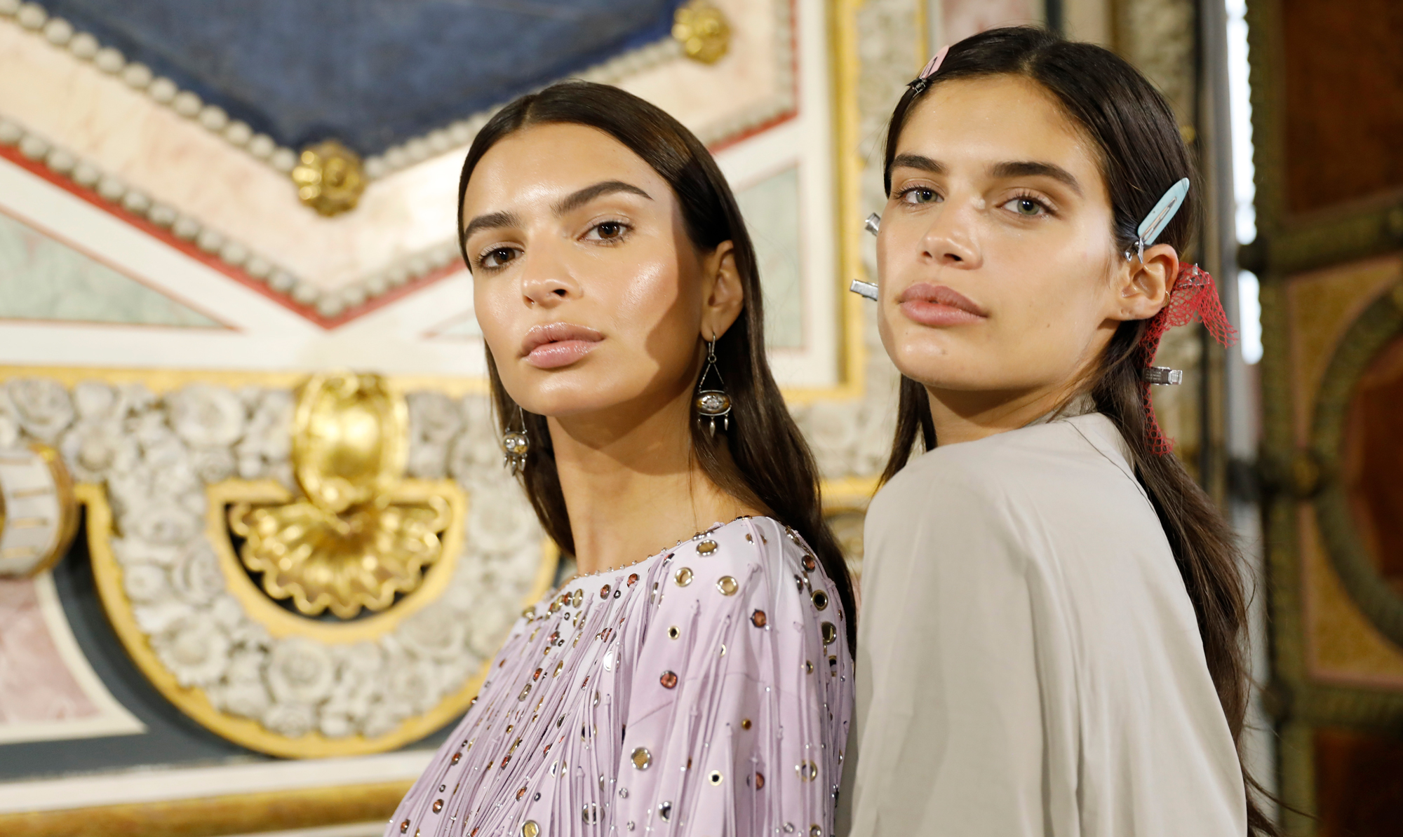 Emily Ratajkowski og Sara Sampaio backstage ved Bottega Venetas SS18-modeshow i Milano. September 2017. Spis dig til mere kollagen