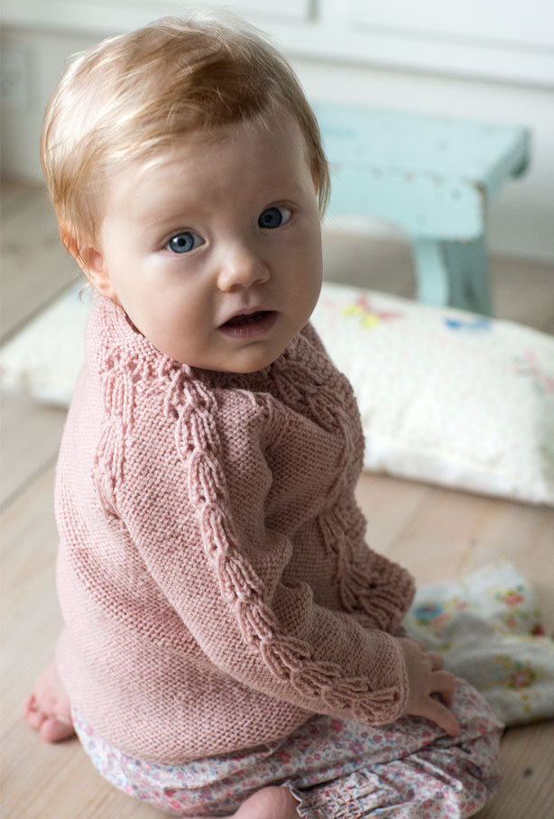 Strik en fin babytrøje omvendt glat - se opskriften her - ALT.dk