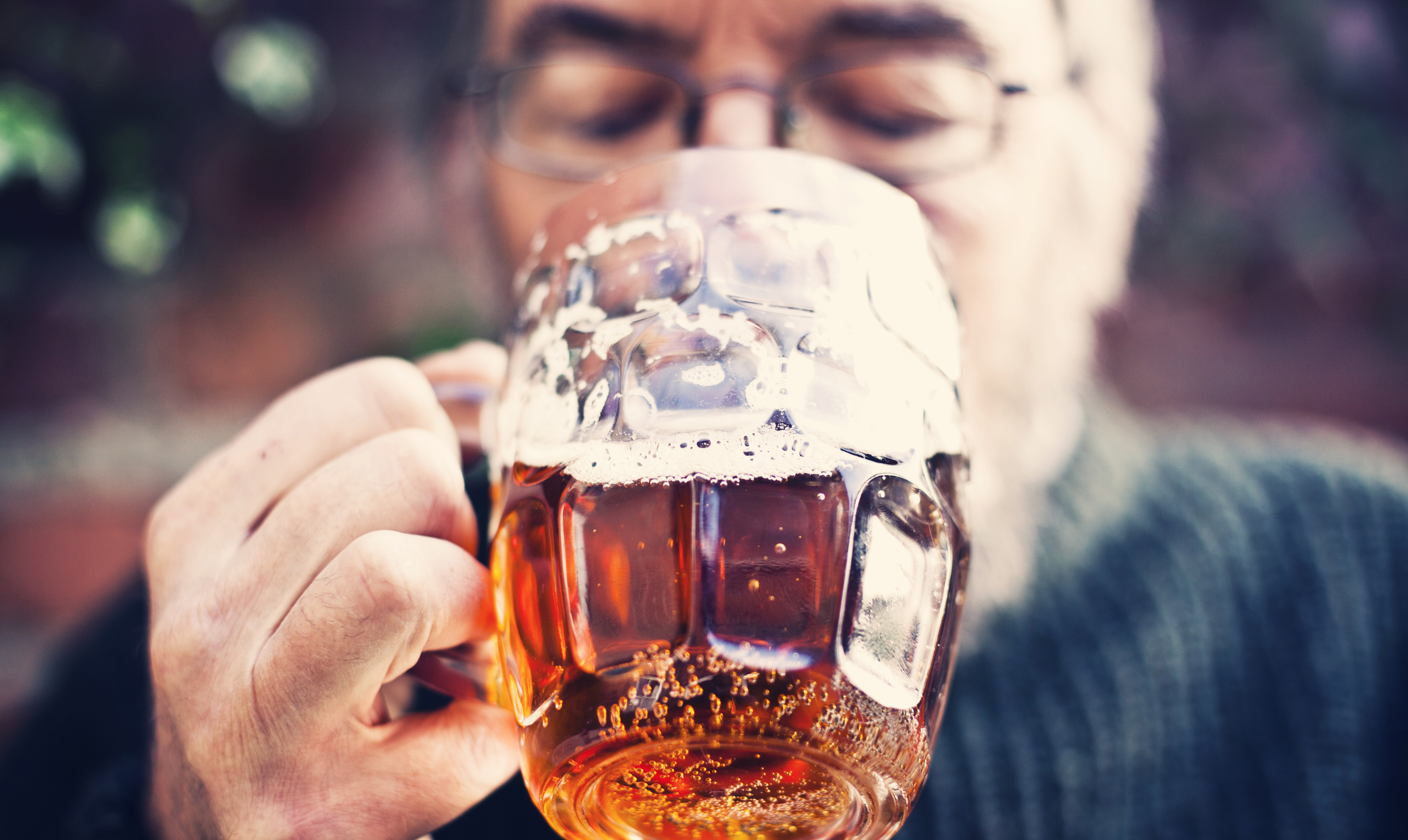 Min mand kommer fra en familie med alkoholmisbrug, og nu drikker han i smug, hvad gør jeg? Det tager Vibeke Dorph stilling til. Min mand drikker i smug