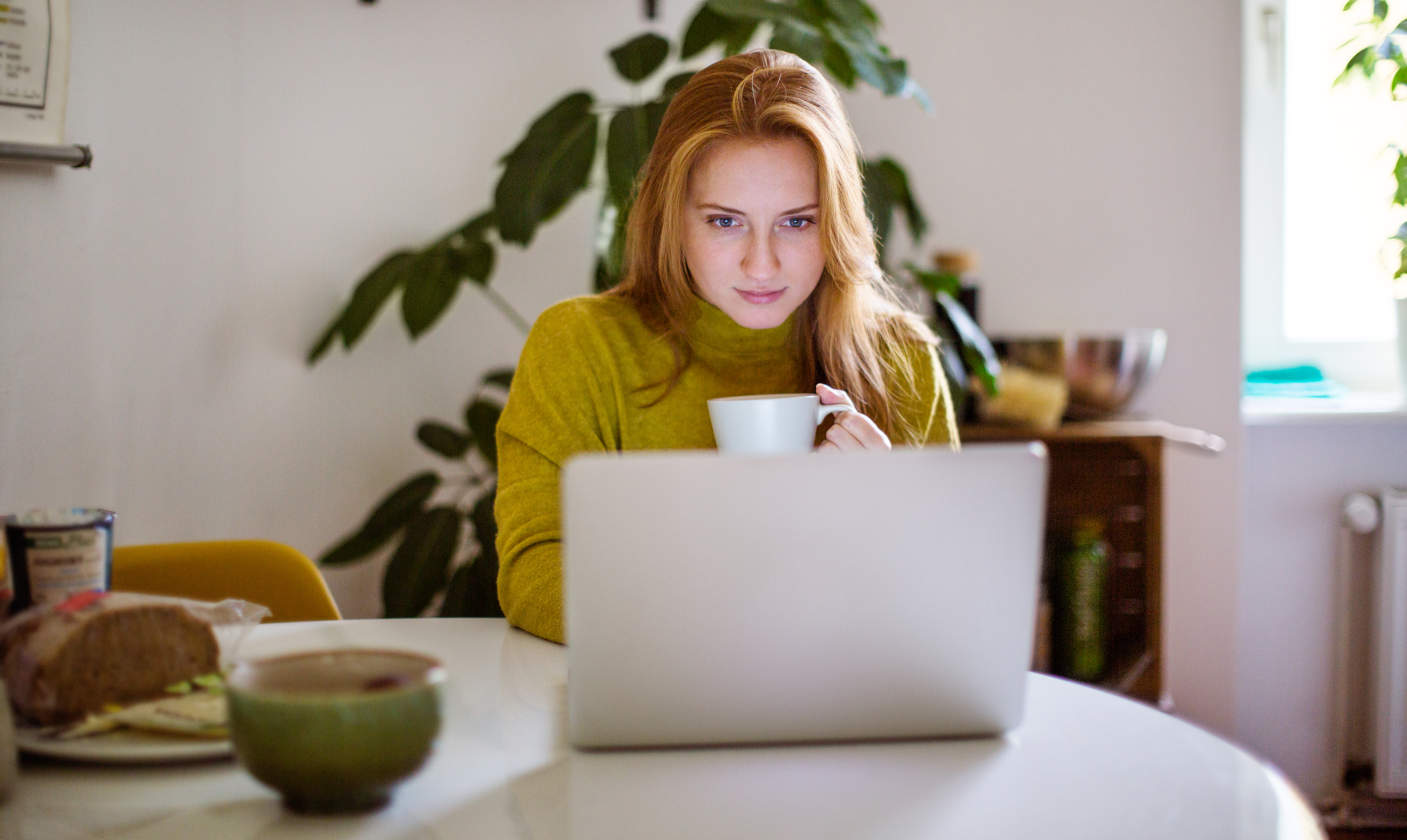 Arbejder du også hjemme i disse dage? Her er vores bedste bud på, hvordan du kan optimere hverdagen på hjemmekontoret. 12 gode råd til dig, der arbejder hjemmefra