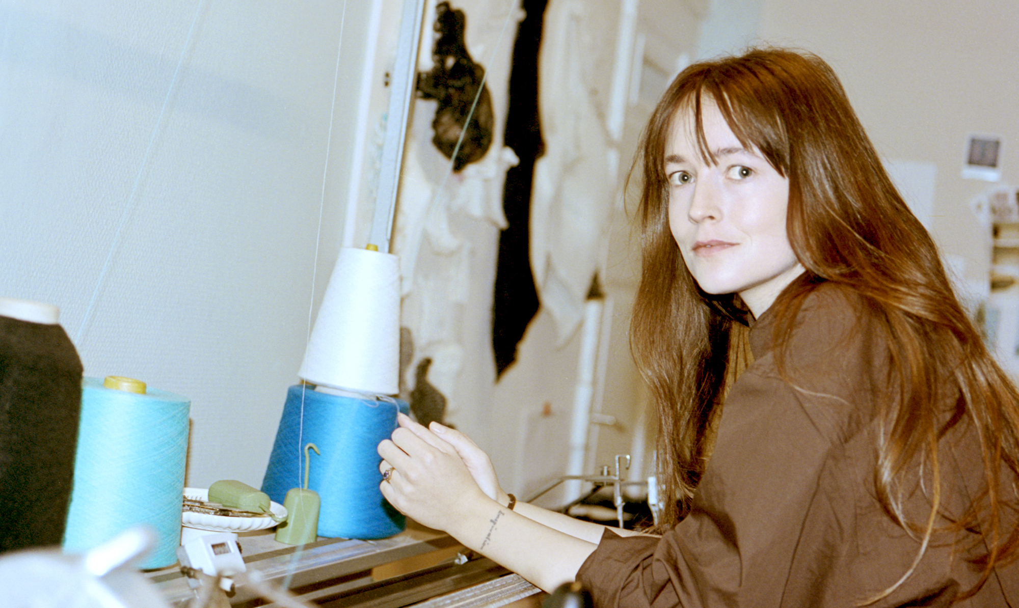Designer Amalie Røge Hove Geertsen har fundet den blå tråd. Hendes mærke A. Roege Hove forhandles hos Lot#29, Mads Nørgaard på Strøget og Ssense.com Amalie Røge Hove Geertsen fra A. Roege Hove interview