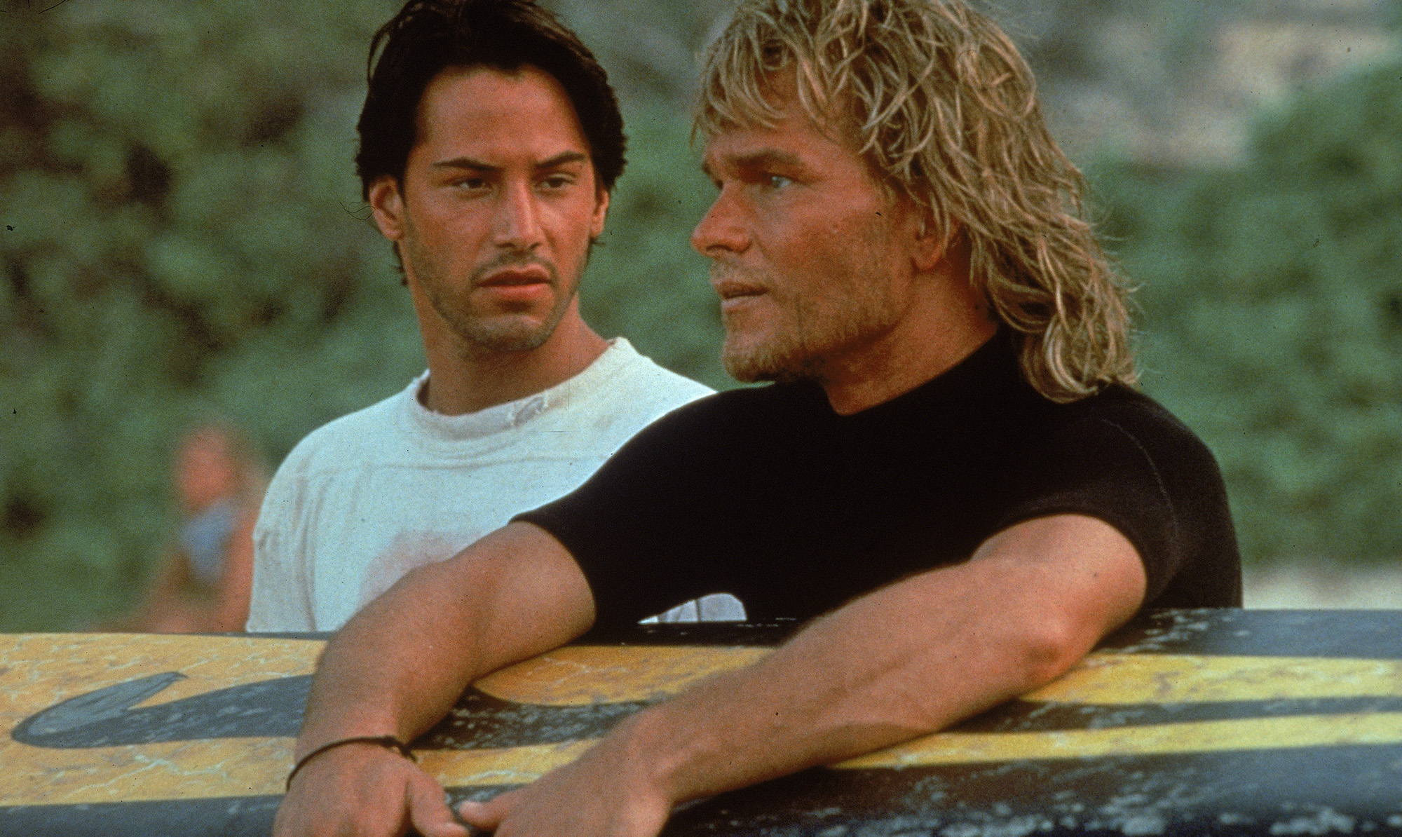 Keanu Reeves og Patrick Swayze i 'Point Break' med surferhår.