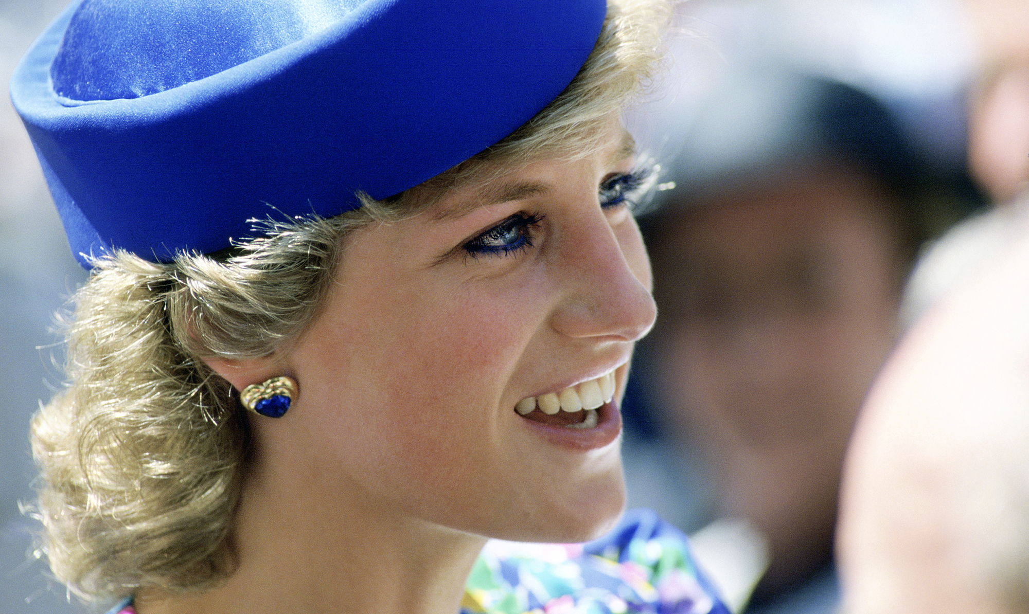Vi husker alle billederne af smukke Lady Di med sin flotte blå eyeliner. Nu er den vendt tilbage - og her guider makeupartist Mette Schou dig til at bringe den glade farve med ind i 2021. Koboltblå eyeliner Diana Spencer Eurowoman