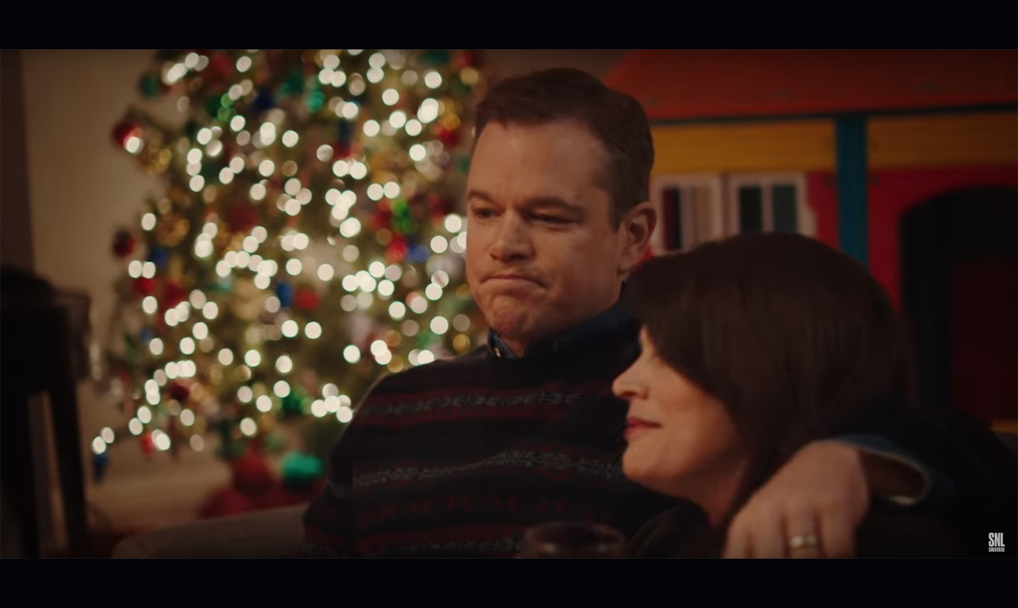 Hvis du er forældre, genkender du alt for godt Matt Damons nye sketch om juleaften