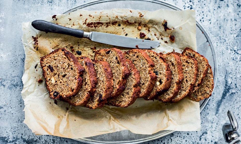 Bananbrød er en sund(ere) udgave af banankage - her i en lækker version med hvid chokolade, havregryn og kokos. Nemt bananbrød med chokolade og havregryn