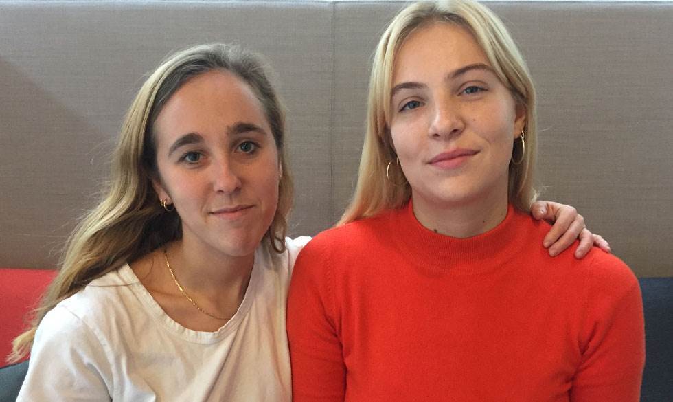Cille (tv) og Maya (th) har været venner siden børnehaven. Derfor kom det også som et chok for Cille, da Thomas døde. Veninder om sorg