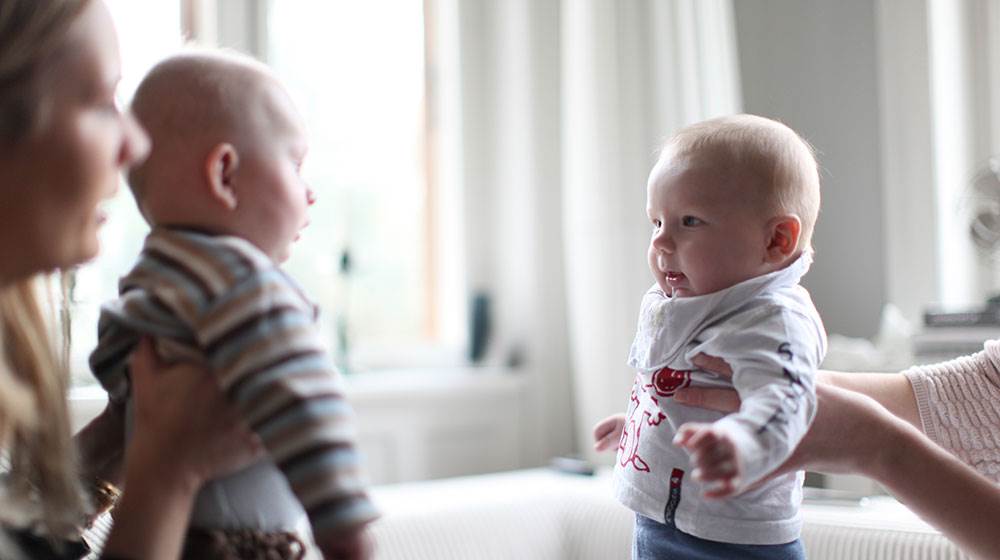 Det er svært ikke at sammenligne sine babyer - eller i hvert fald juble, når der sker en udvikling. Når mødre blærer sig