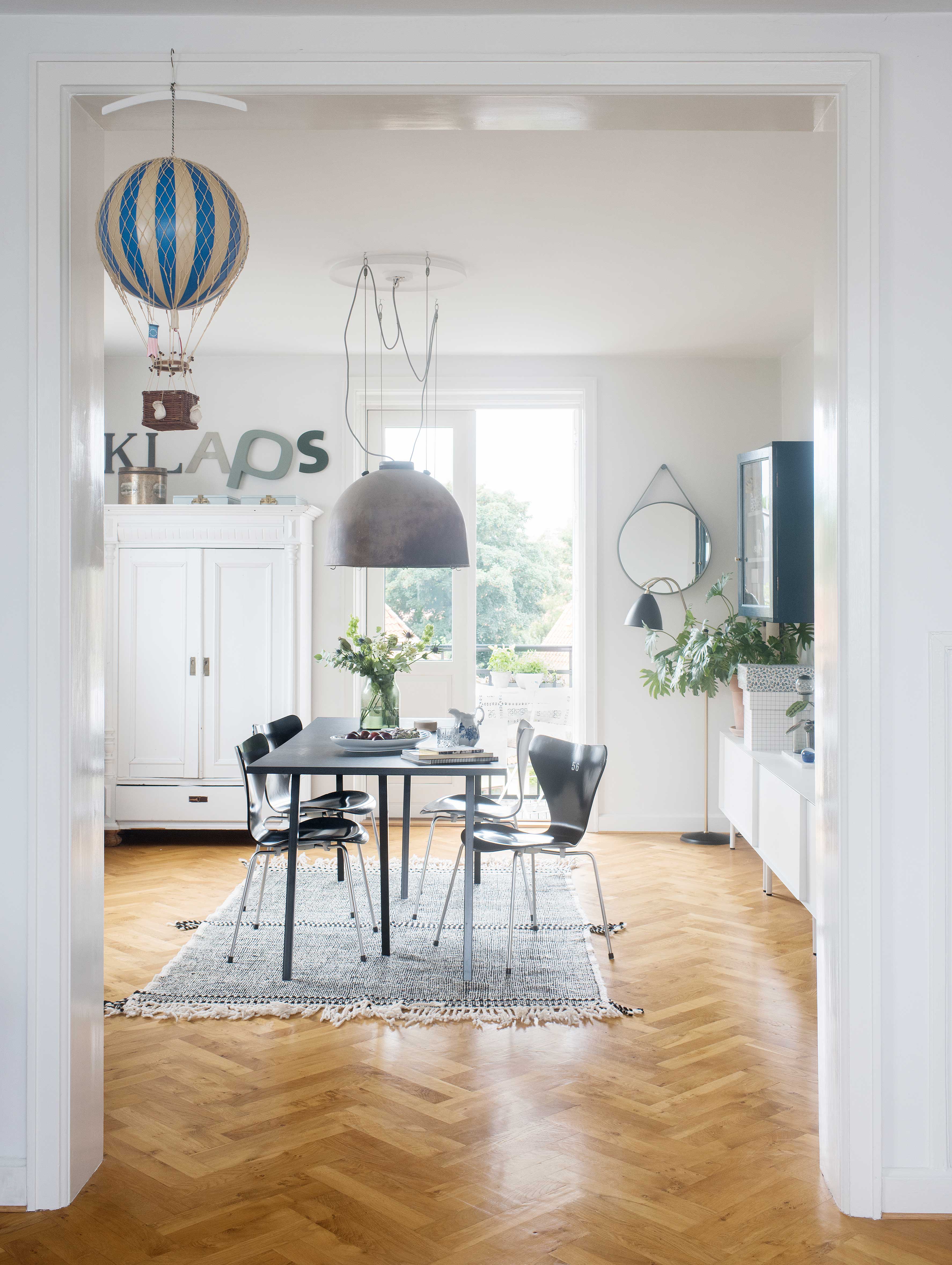 Spisestue med stor Københavnerlampe.