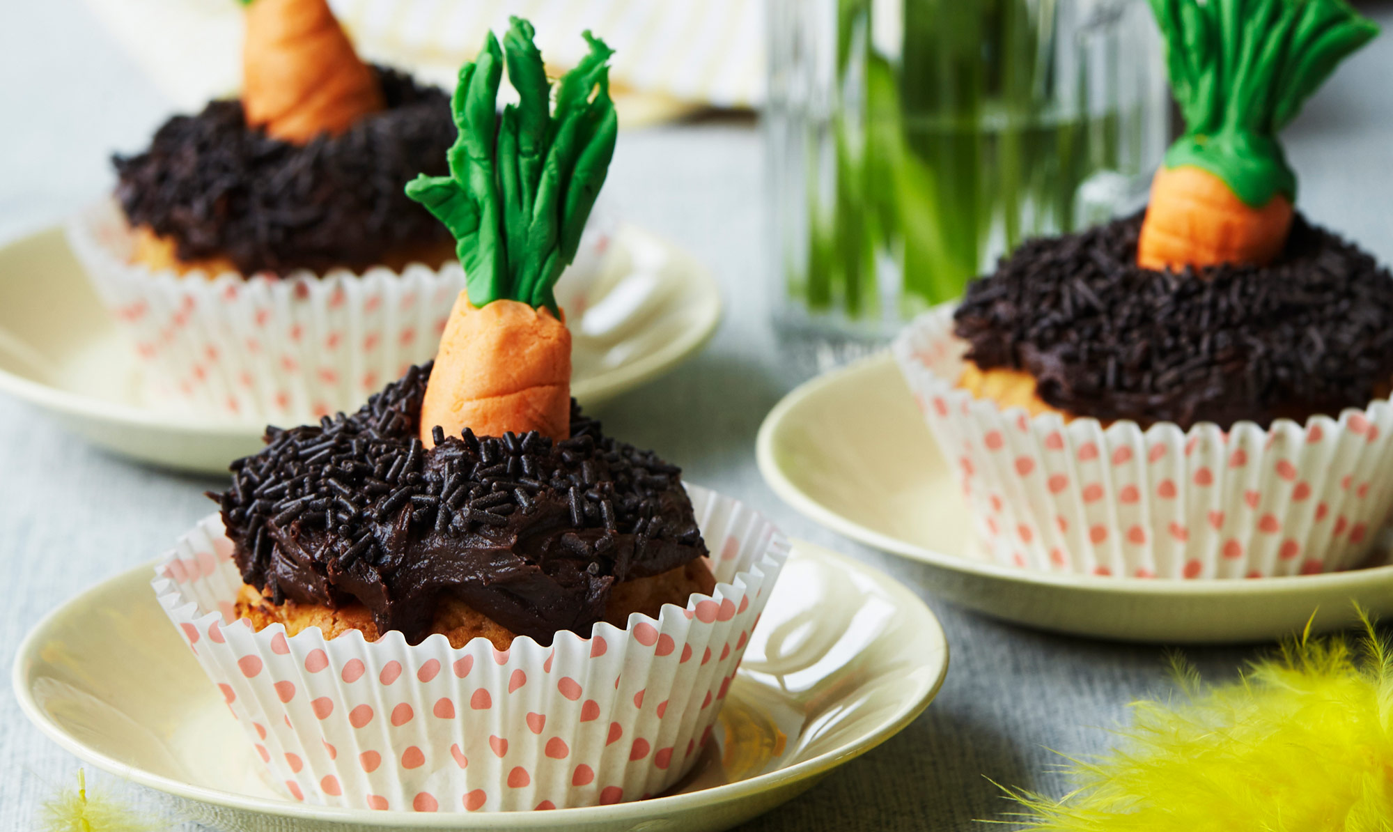 Fine og festlige påskemuffins! Gulerodsmuffins med påskepynt