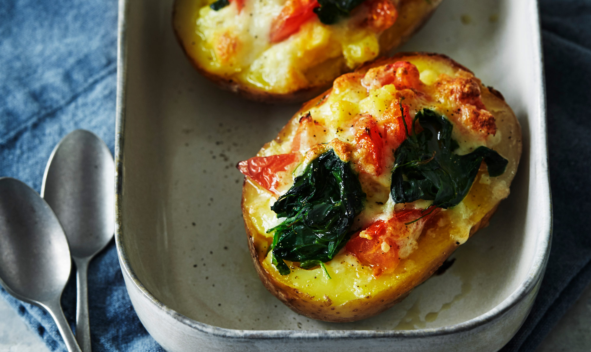 Nem og lækker vegetarisk aftensmad. Bagte kartofler med frisk mozzarella og spinat