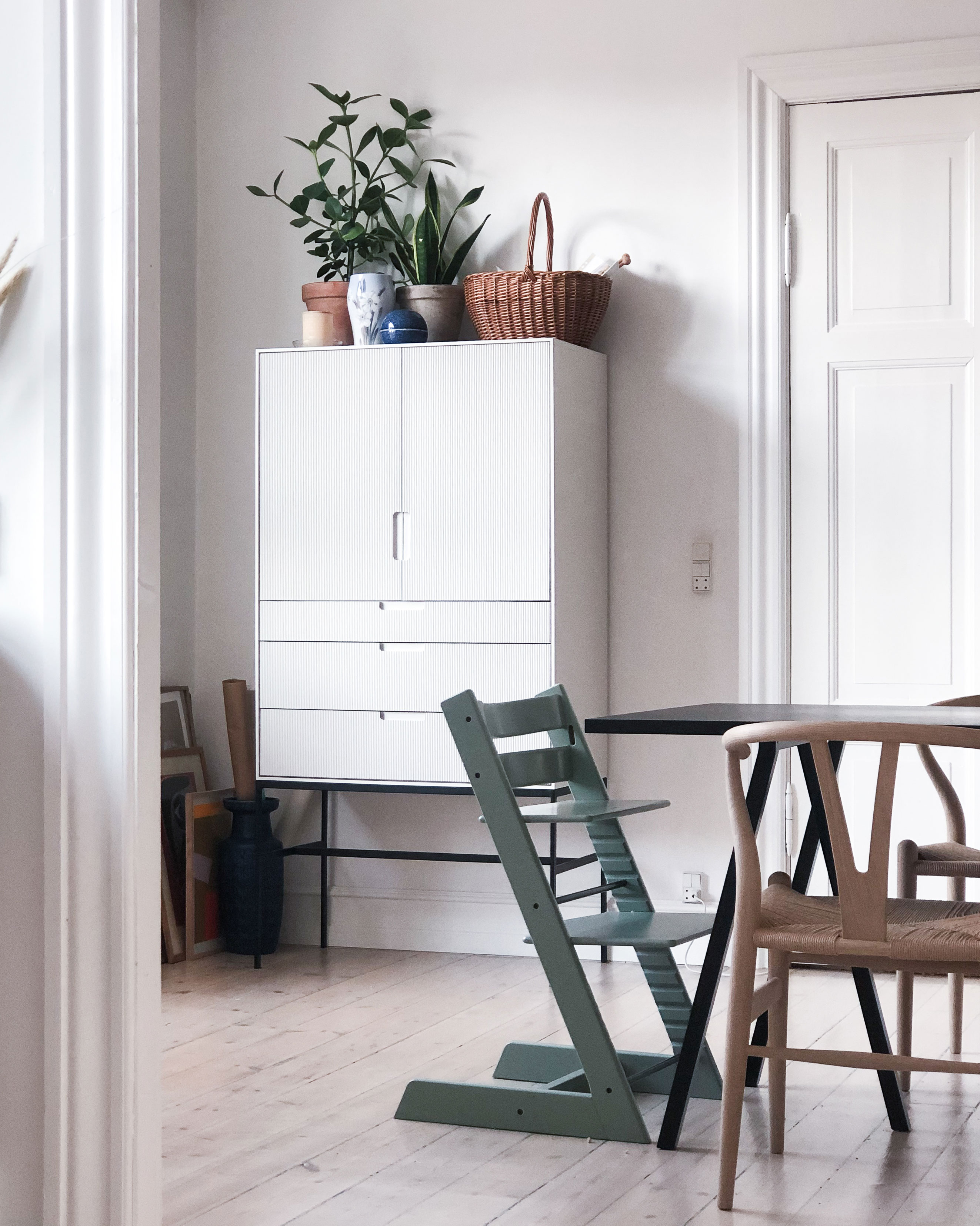 Skab fra Nooma Design og Tripp Trapp højstol fra Stokke.