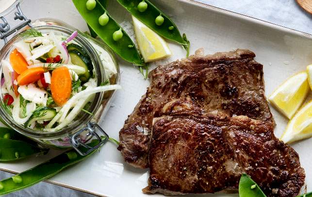 Let mad til dine sommergæster Steak med lynsyltede grønsager