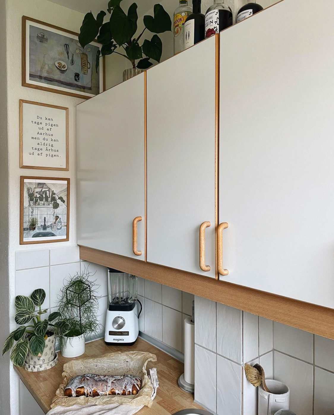 I køkkenet finder man også masser af kunst og grønne planter.