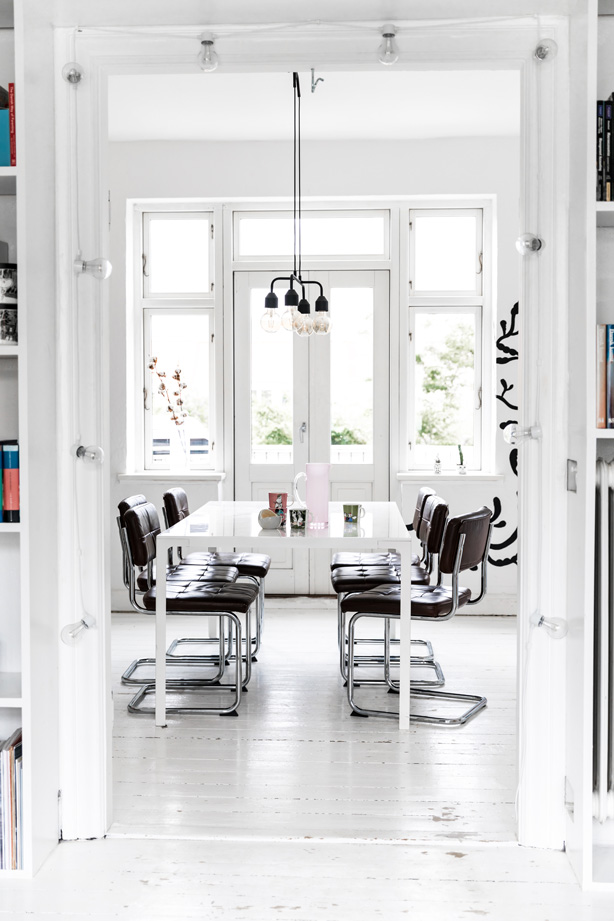 Flot spisebord med fine stole.