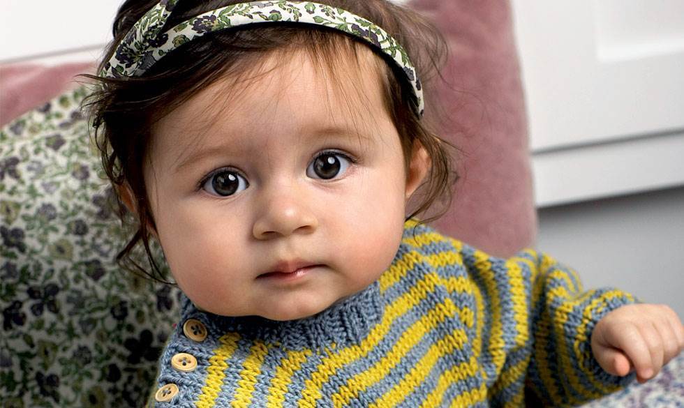 Strik en fin stribet babysweater fra Hendes Verden