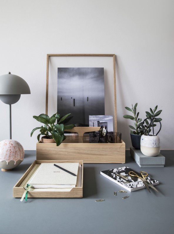Smukt rod på arbejdsbordet med keramik fra Studio Arhoj og opbevaring i træ fra Ro Collection. Ramme fra Moebe og bordlampe fra &Tradition.