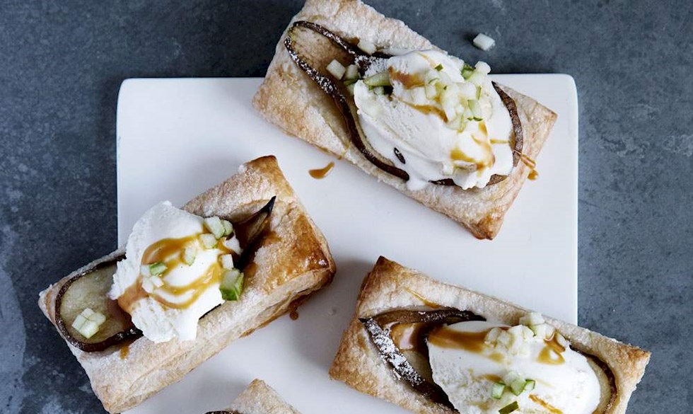 Pæretærte med vaniljeis og karamelkanelsauce Pæretærte med vaniljeis og karamelkanelsauce