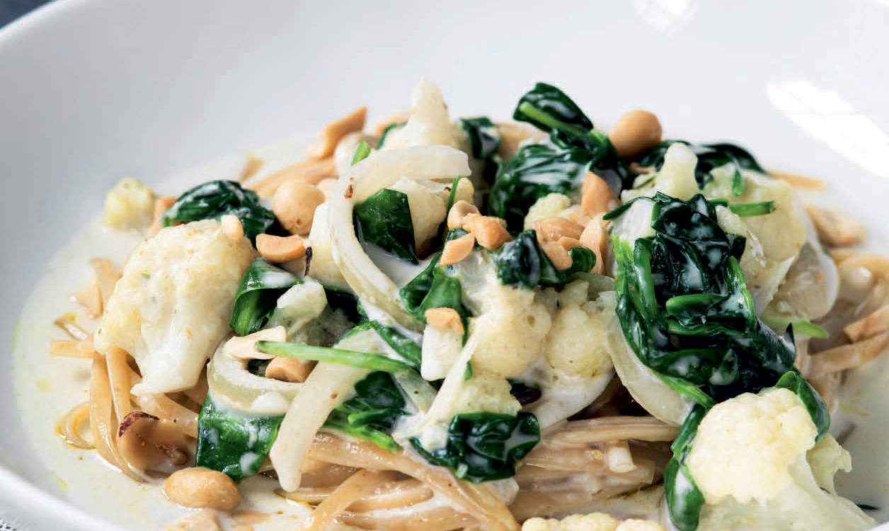 Nem vegetarisk hverdagsmad med pasta... Nem vegetarisk pastaret: Spicy karrypasta med grønsager i kokosmælk